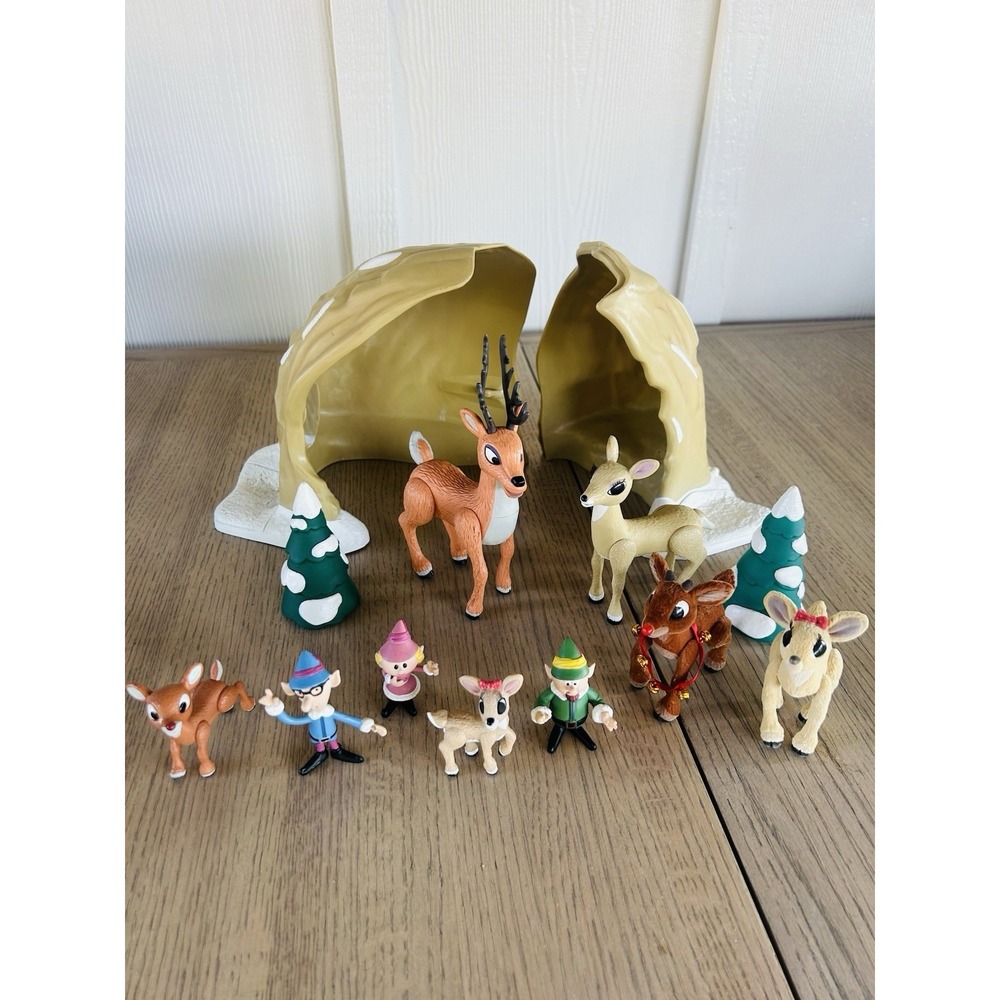 Rudolph the Red Nosed Reindeer Family Cave Talking Figure Memory Lane w/Figures